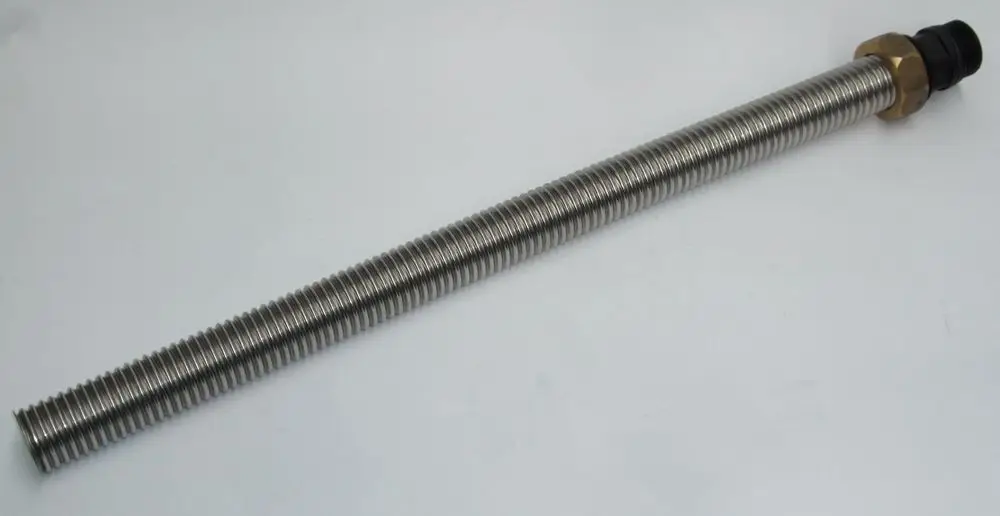Kondensatrohr aus Metall mit Gewinde und einer Mutter, geeignet für Daikin Produkte. Das Rohr hat eine durchgehende, spiralige Rillenstruktur.